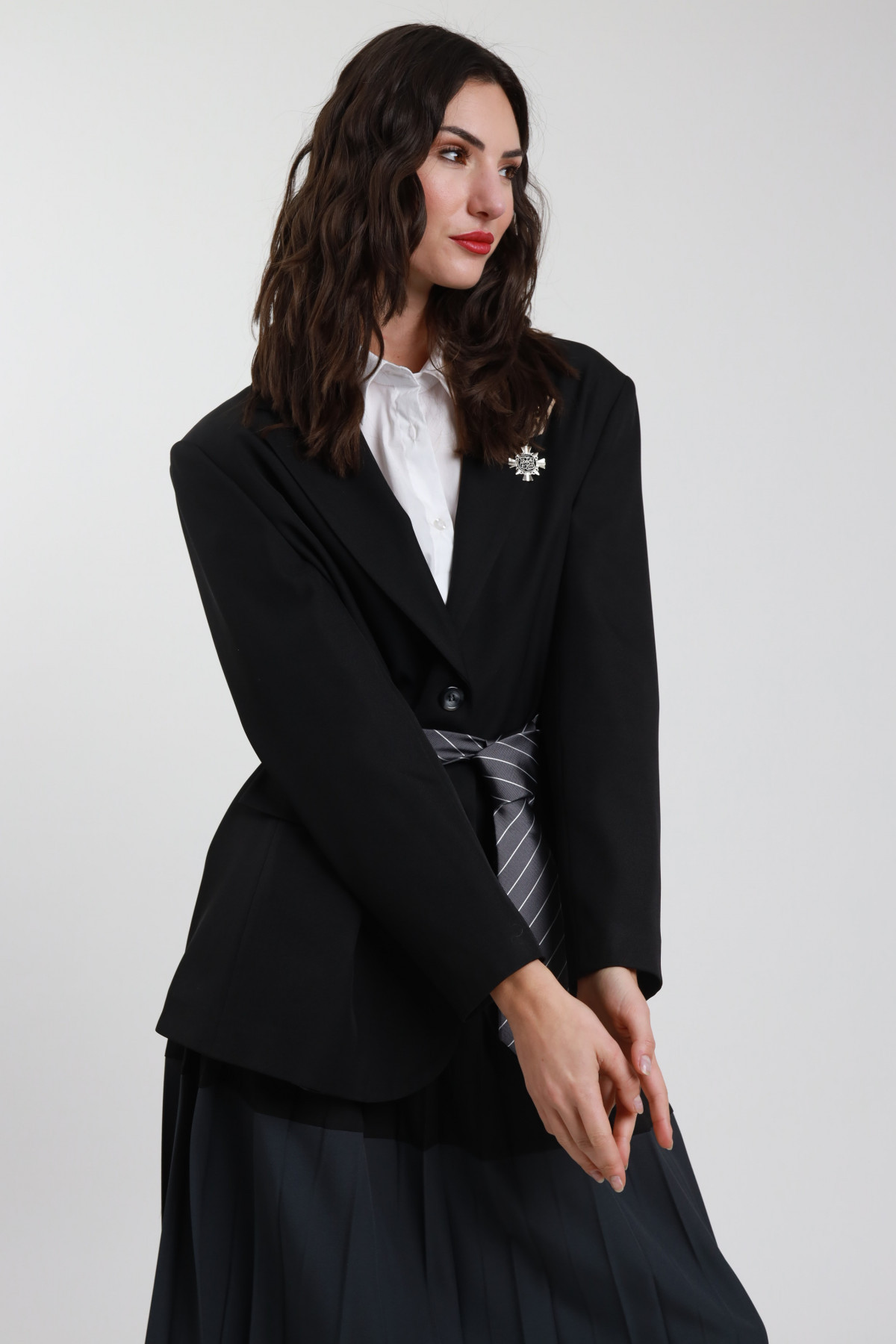 Blazer con Cravatta e Spilla