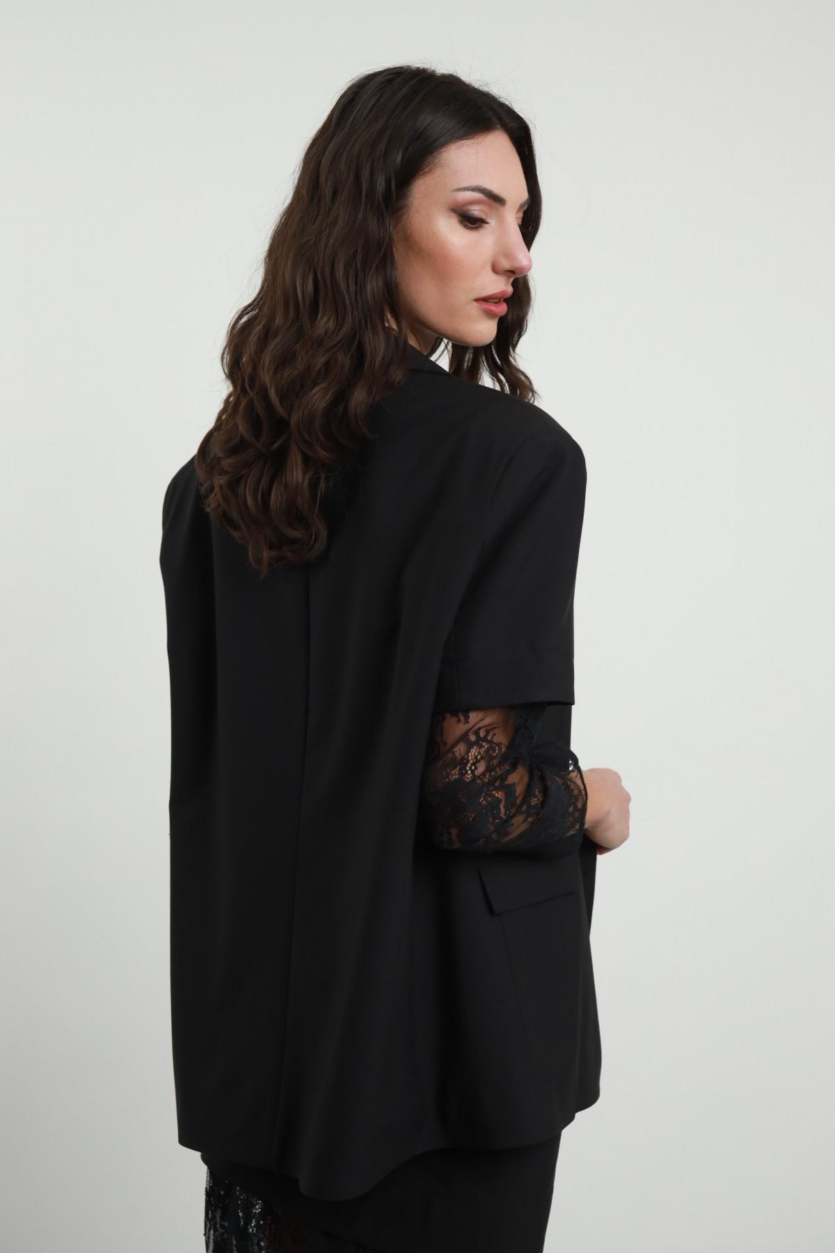 Blazer über Spitzenärmelen