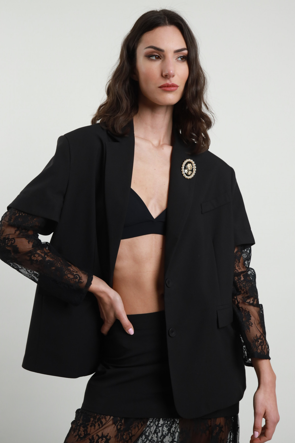 Blazer über Spitzenärmelen