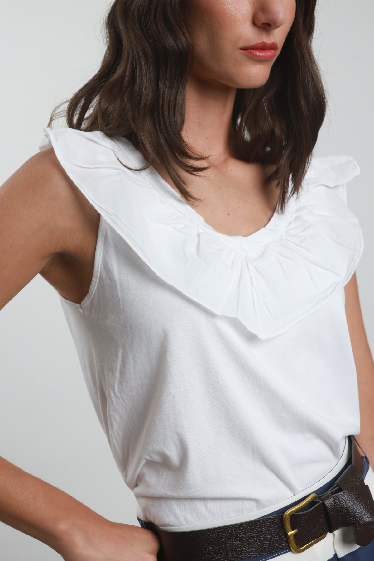 T- shirt neckline v with rouches
