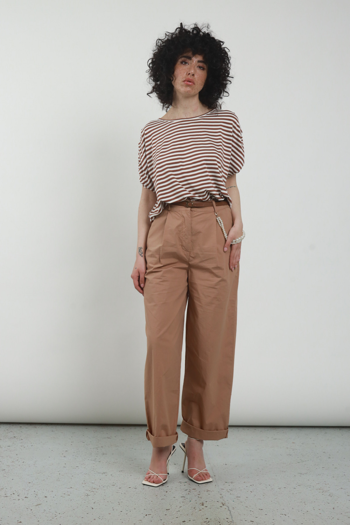 Gerade Hose mit Kette