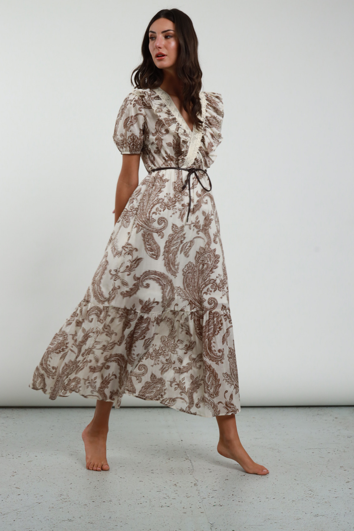 Buckte V -Neck -Kleid gestickt