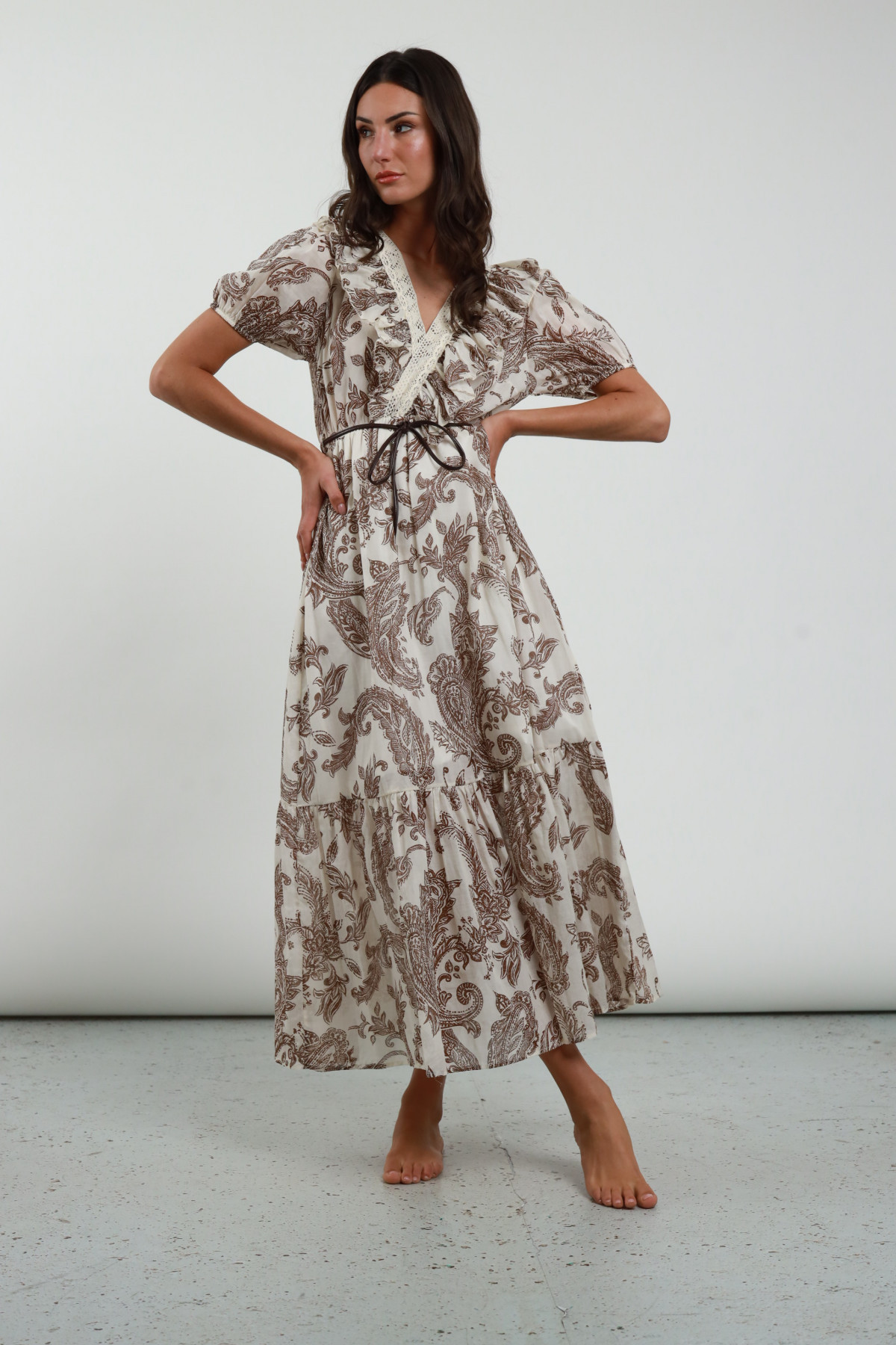 Buckte V -Neck -Kleid gestickt