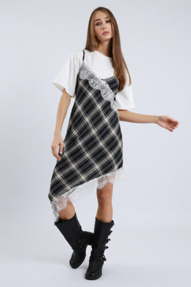 Farbe + Spitzenkleid