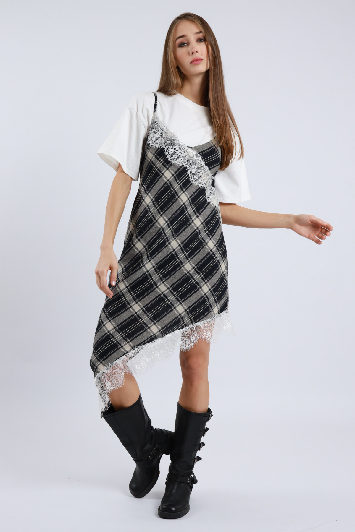 Farbe + Spitzenkleid