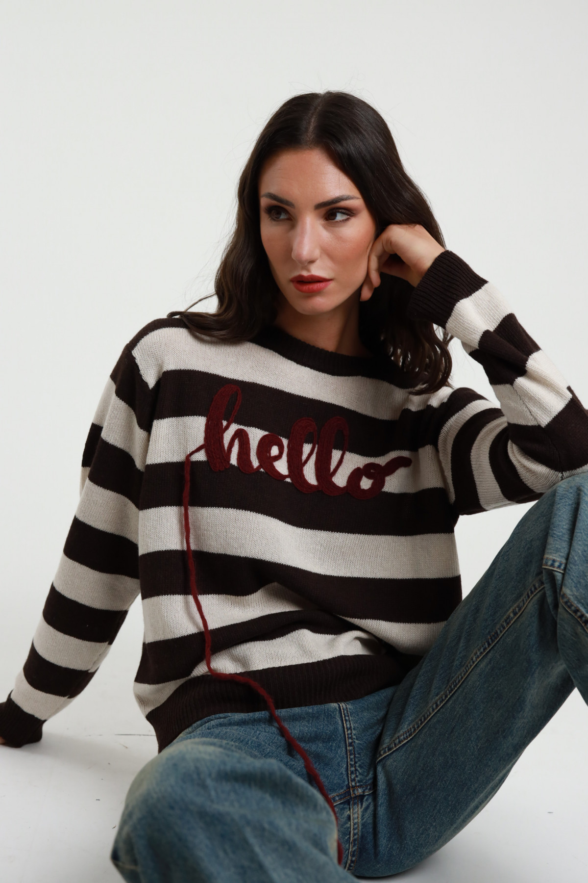 Gestreifter Pullover mit Hello-Stickerei