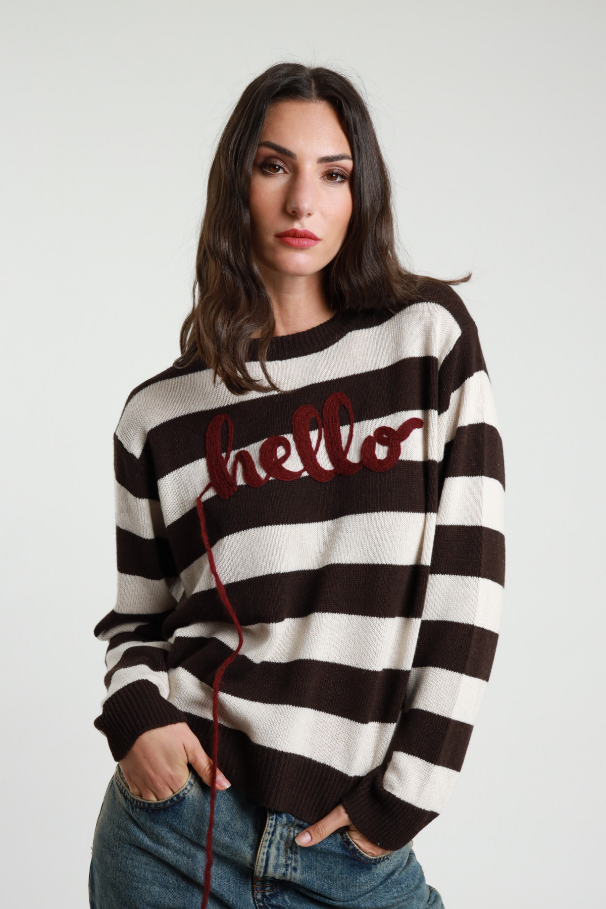 Gestreifter Pullover mit Hello-Stickerei