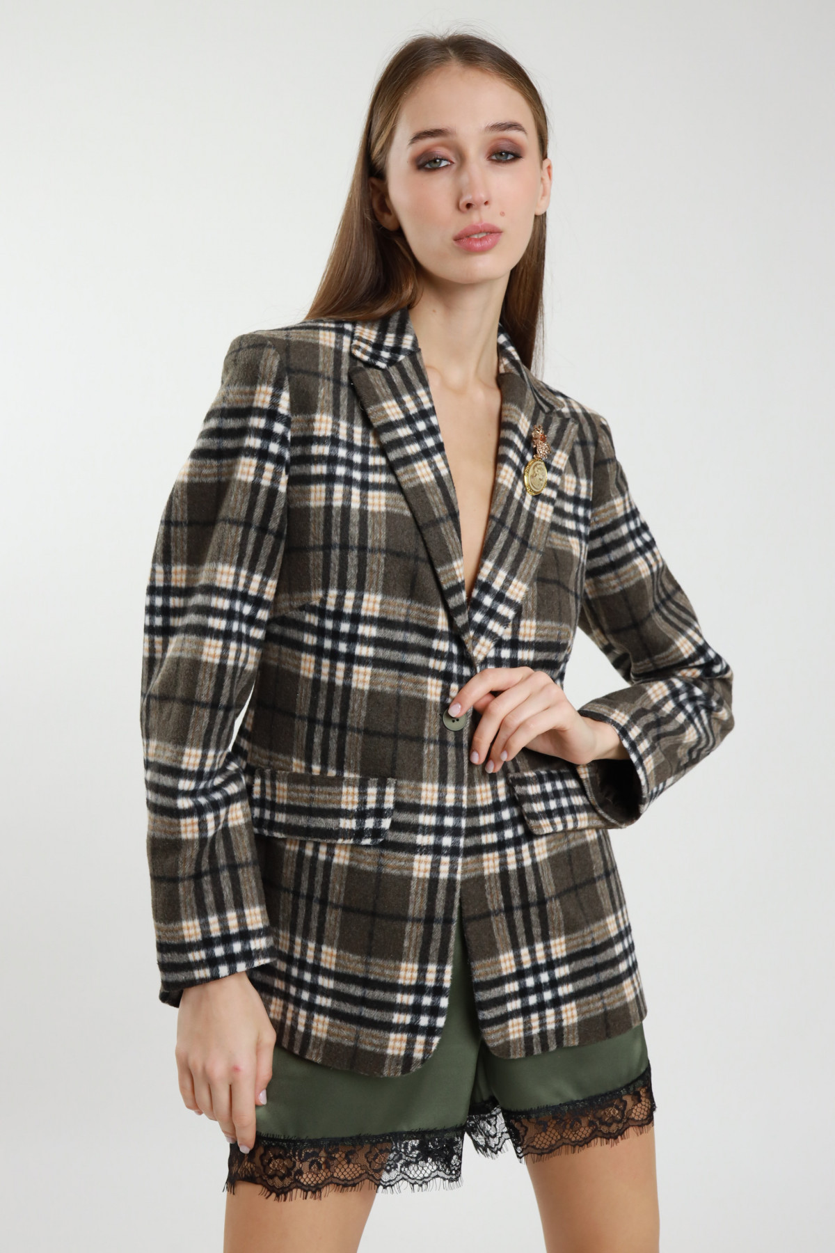 Karierte Jacke + Brosche