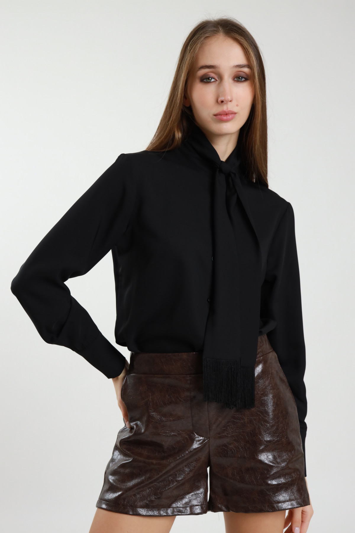 Camicia c/cravatta + frangia 100%pl