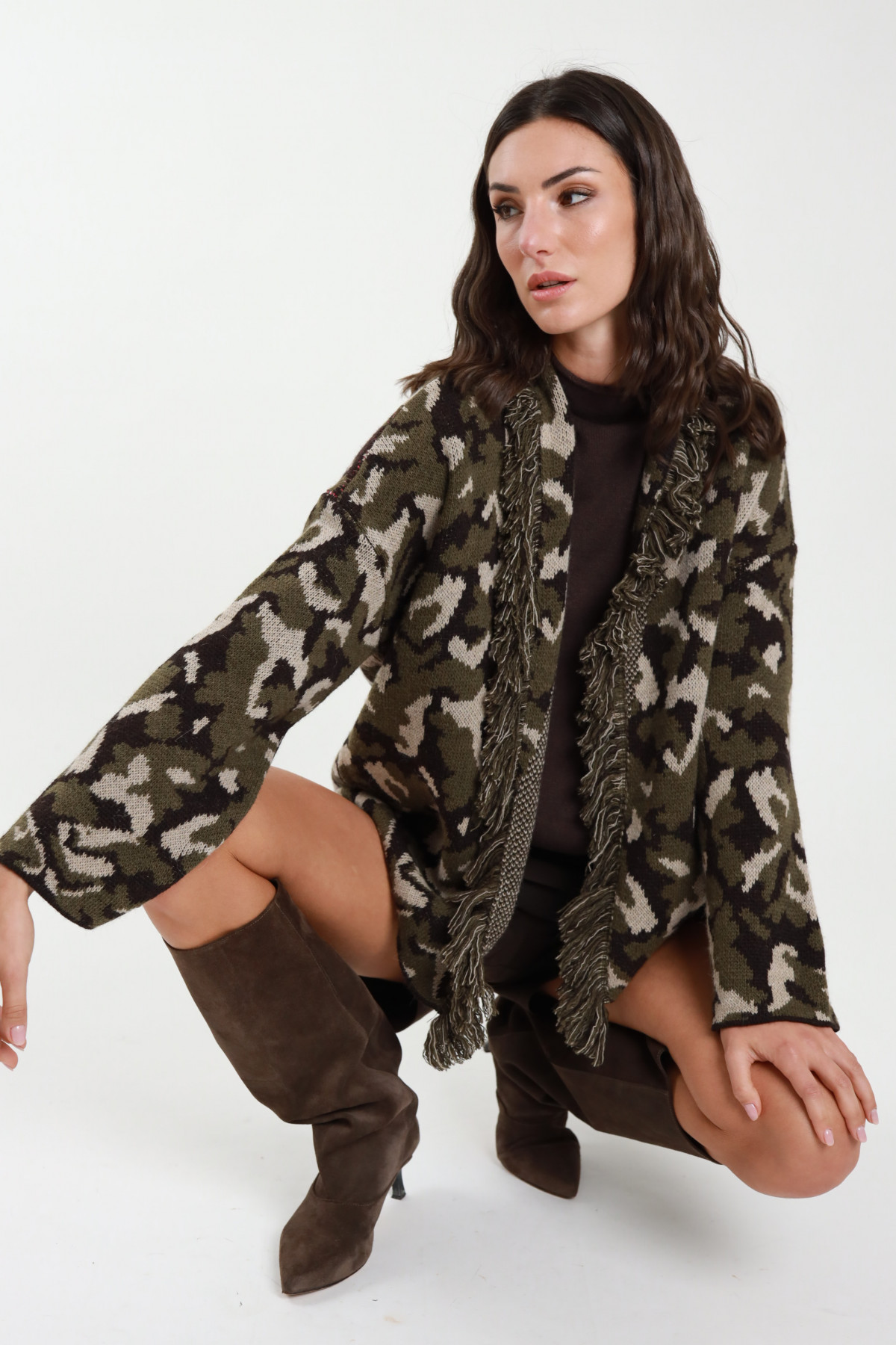 Strickjacke mit Fransen + Schriftzug