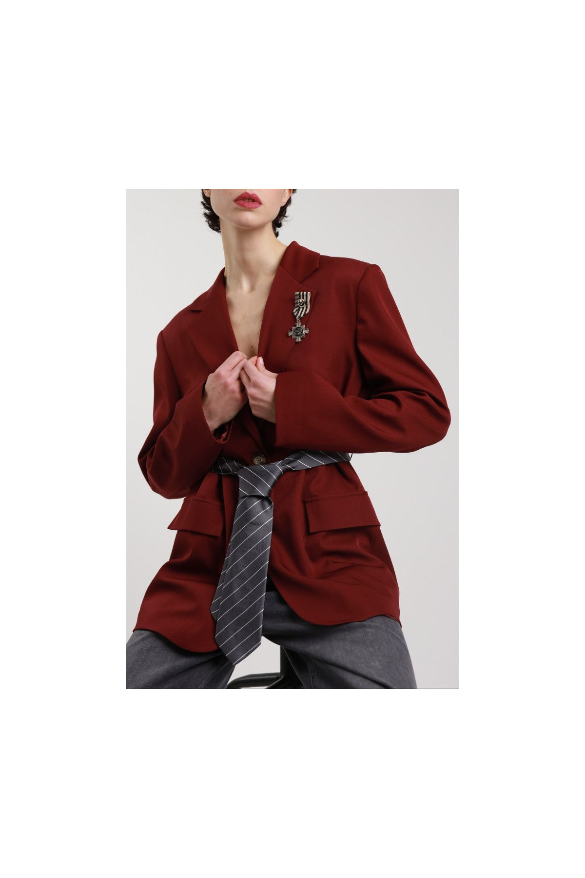 Blazer con Cravatta e Spilla