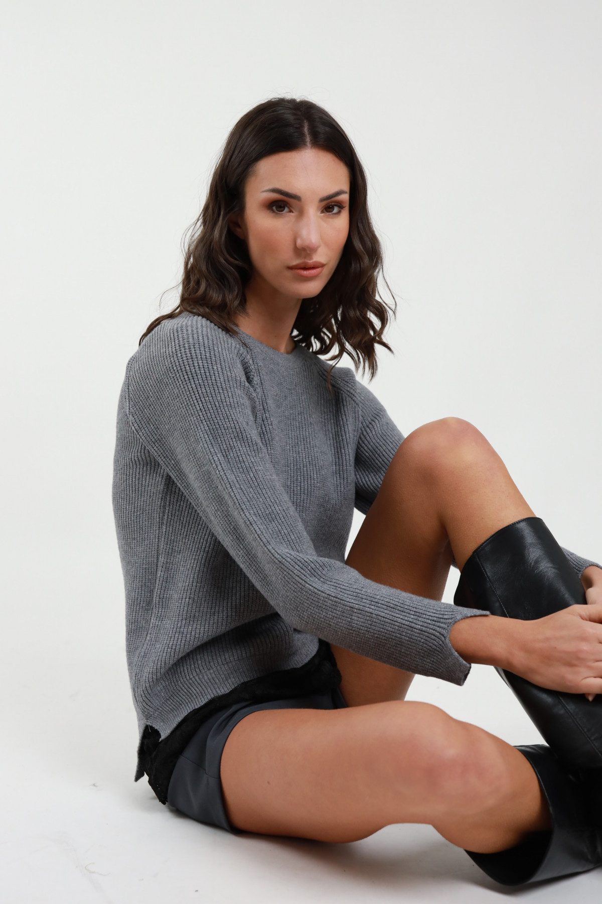 Crew-neck sweater with lace on the bottom