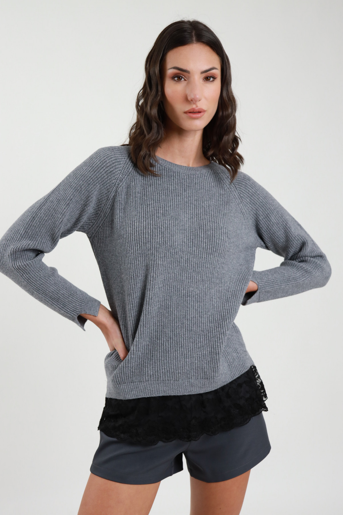 Pullover mit Rundhalsausschnitt und Spitze an der Unterseite