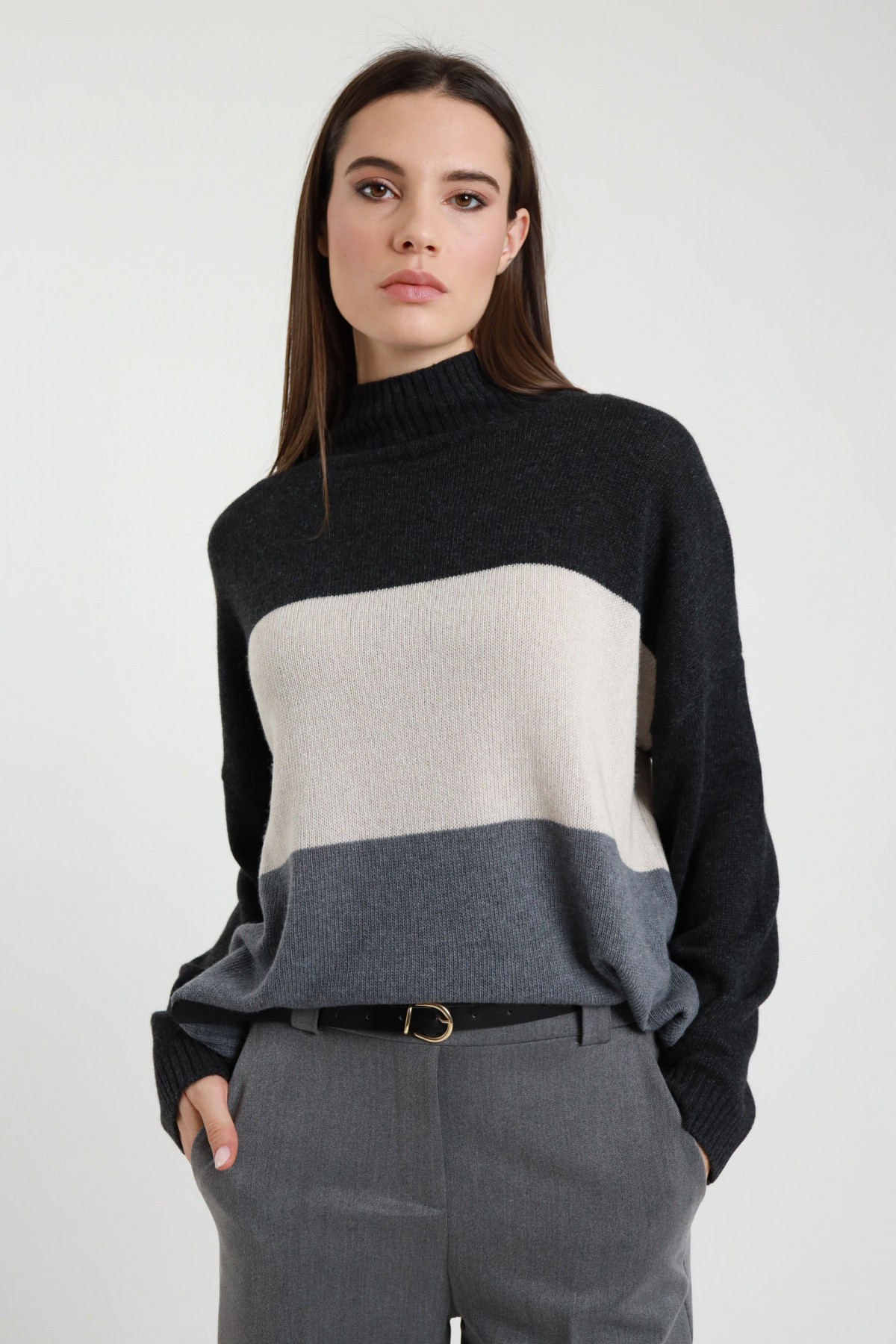 Zweifarbig gestreifter Rollkragenpullover