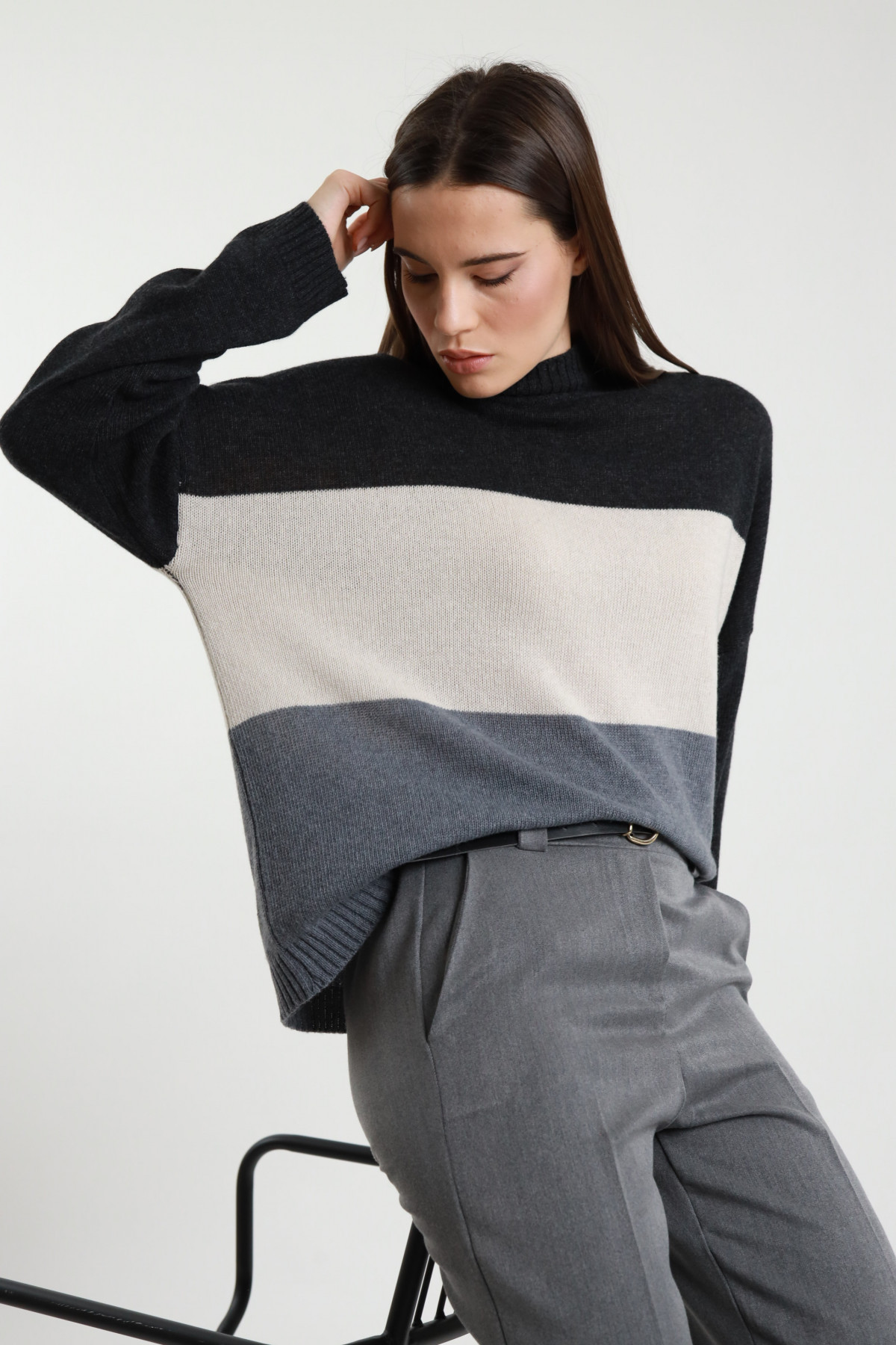 Zweifarbig gestreifter Rollkragenpullover