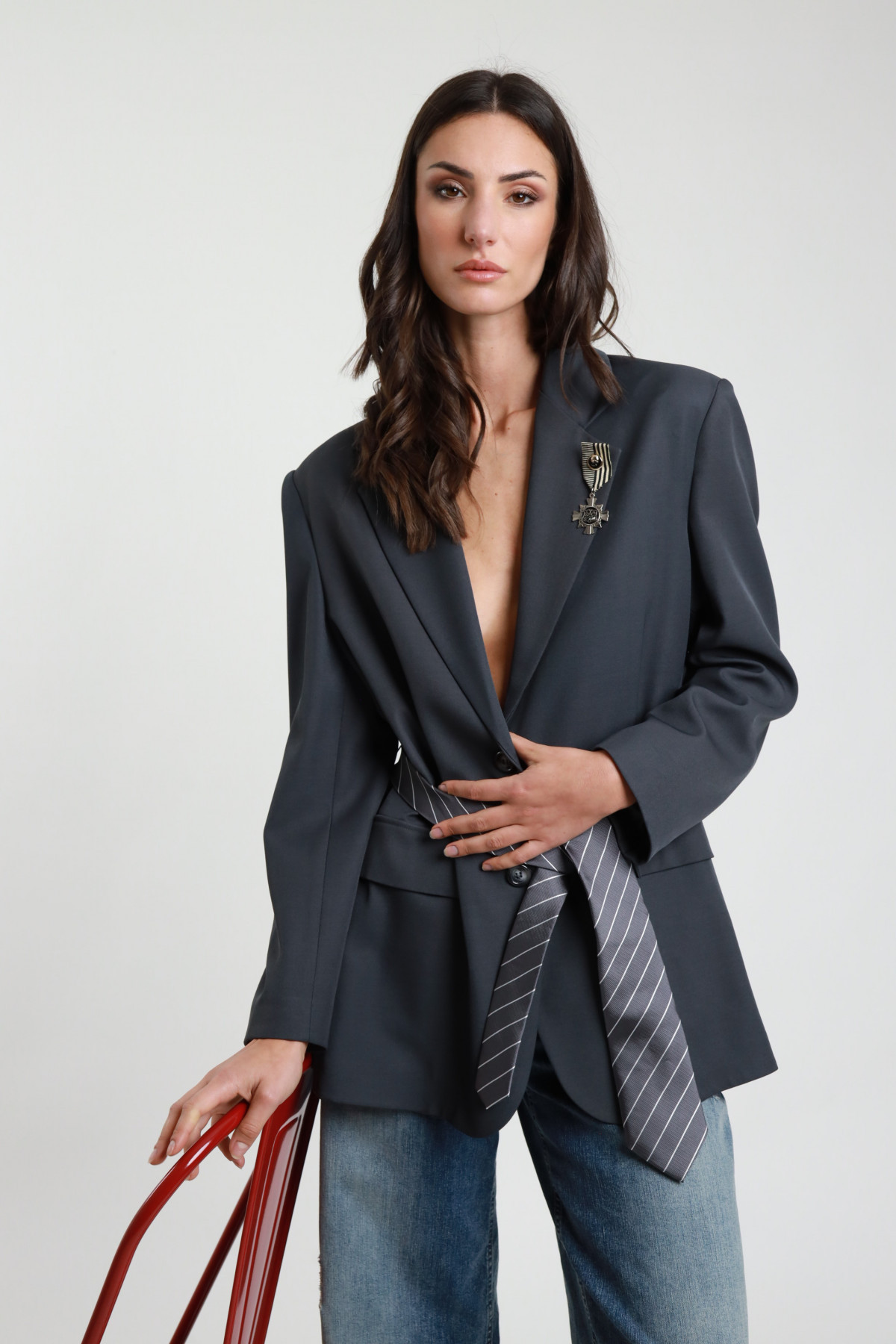 Blazer con Cravatta e Spilla